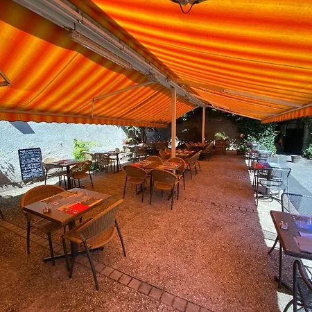 Les Commercants Отель