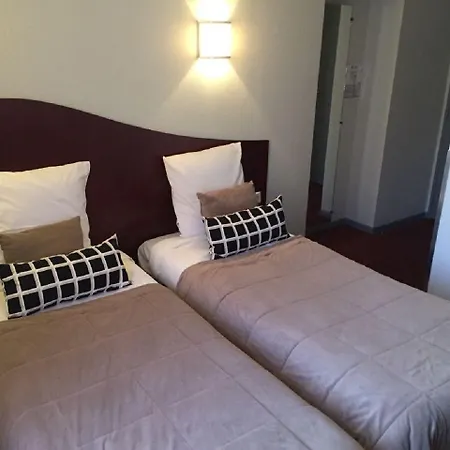 Les Commercants Отель