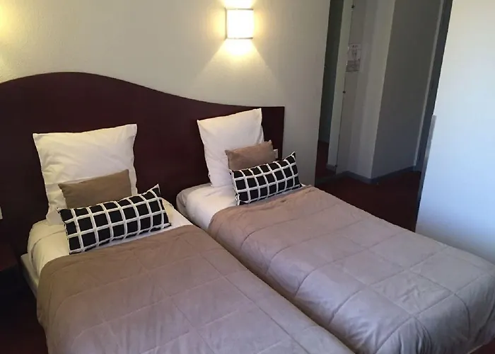 Les Commercants Hotel