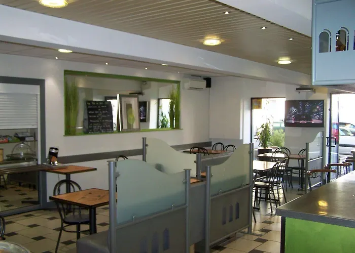 Les Commercants Hotel